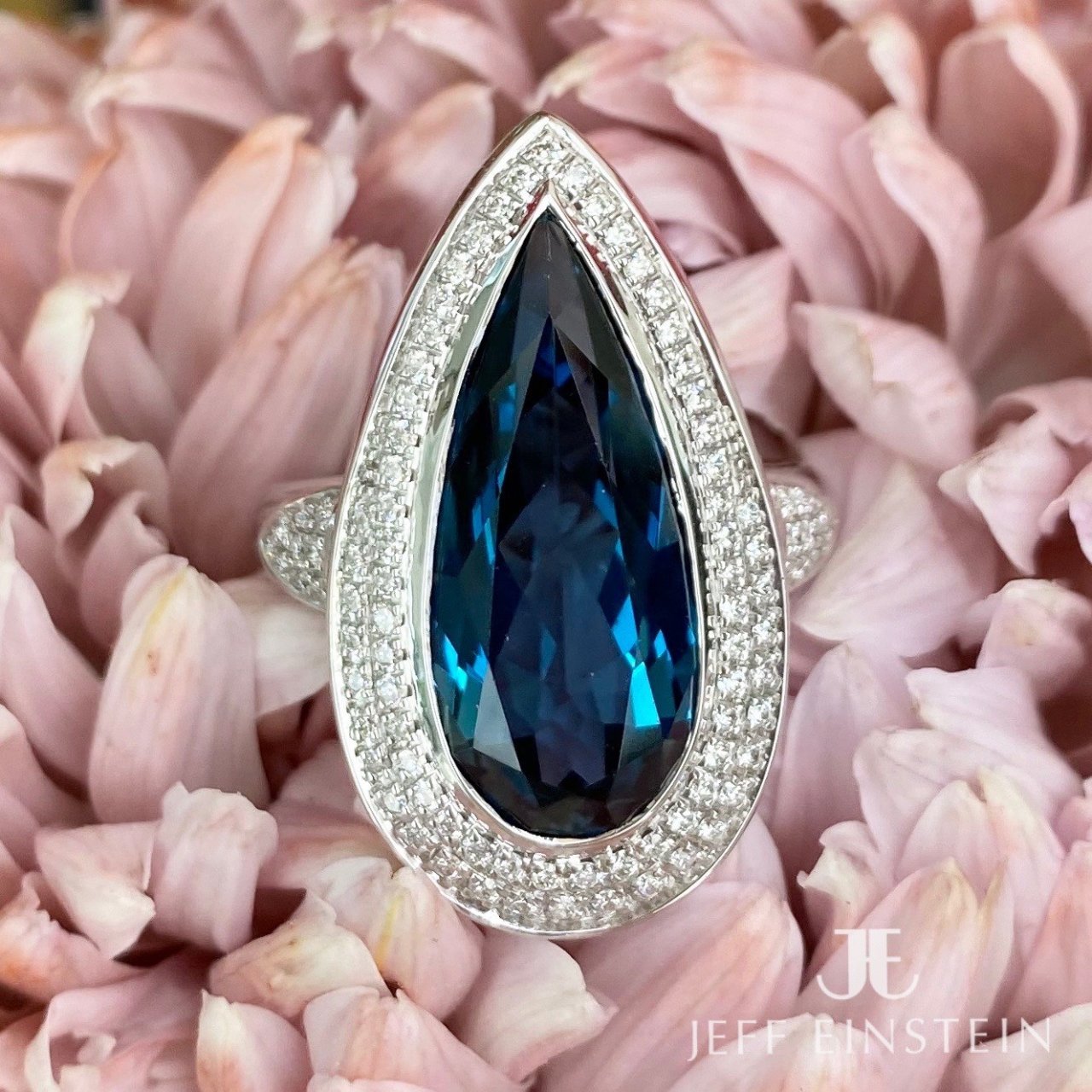 18ct White Gold Blue Topaz Ring