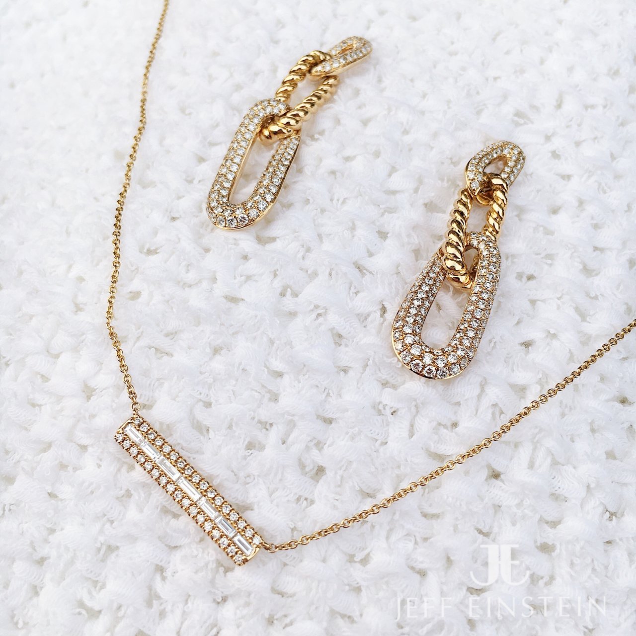 18ct Yellow Gold Diamond Bar Pendant
